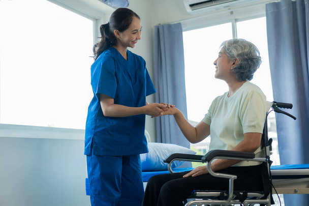Le donne asiatiche sono state assistite da infermiere che hanno monitorato la loro salute e fisioterapia muscolo-scheletrica, spalla e mentale per le donne anziane.. - Foto, immagini