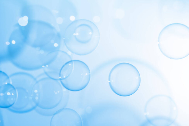 Virkistävä saippua Suds, Bubbles Water. Kaunis läpinäkyvä sininen saippuakuplat leijuu ilmassa. Abstrakti tausta, sininen kaltevuuden hämärtyminen kuvioitu. - Valokuva, kuva