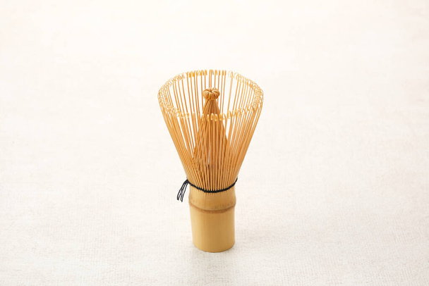 Chasen, batidor tradicional japonés de té de bambú. Copiar espacio - Foto, Imagen