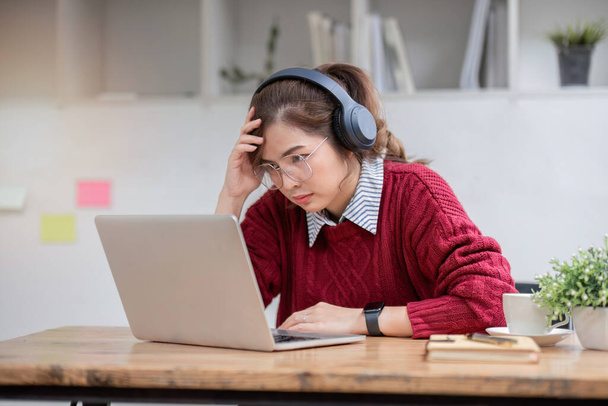 Stres, evde dizüstü bilgisayarı olan sinirli mutsuz genç bir kadın dizüstü bilgisayara bakıyor, bilgisayarla çalışan bitkin bir kız öğrenci.. - Fotoğraf, Görsel