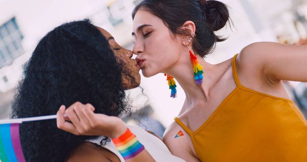 Para lesbijek reprezentująca symbol homoseksualizmu w paradzie dumy. - Zdjęcie, obraz