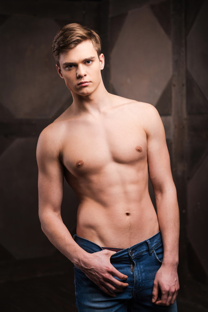 Handsome young muscular man - Foto, afbeelding