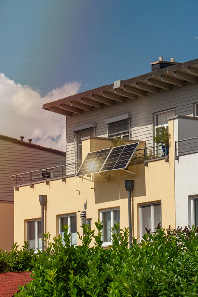  Solární elektrárna na balkóně s odrazem slunečního světla a světelným efektem speciálních čoček. Balkón solární elektrárna šetrné k životnímu prostředí využívat obnovitelné energie.  - Fotografie, Obrázek