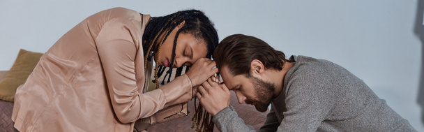 Африканская американка, держащаяся за руки с мужчиной, обеспокоенная многокультурной парой связь, эмпатия, баннер - Фото, изображение