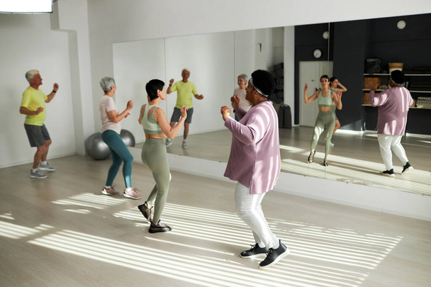 Seniorengruppe tanzt gemeinsam in Turnhalle - Foto, Bild