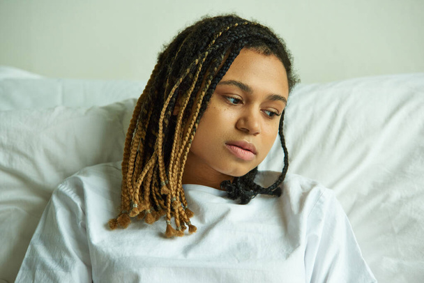 kétségbeesés, szomorú afro-amerikai nő fekszik magán kórteremben, kórház, vetélés koncepció, nézz félre - Fotó, kép