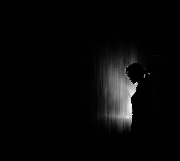 bela silhueta mulher, fundo preto
 - Foto, Imagem