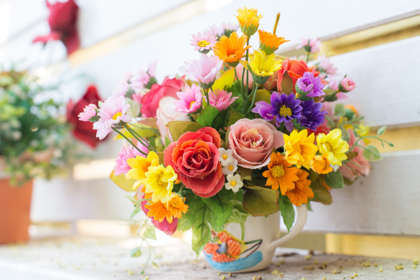 Flores artificiais no vaso
 - Foto, Imagem