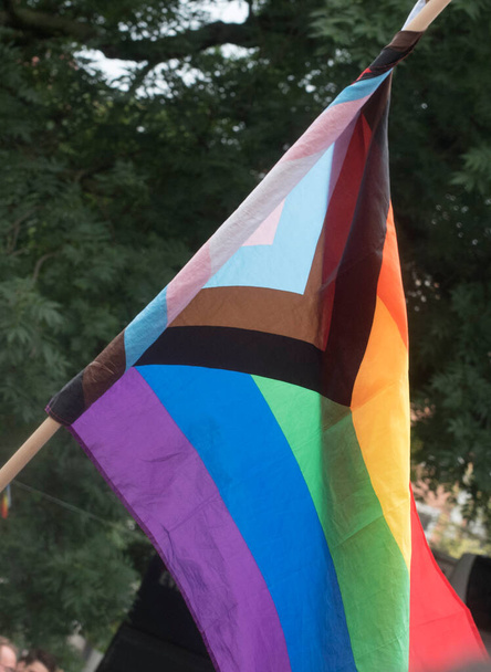 für geschlechtliche Identitäten ist die Regenbogenfahne das Symbol - Foto, Bild