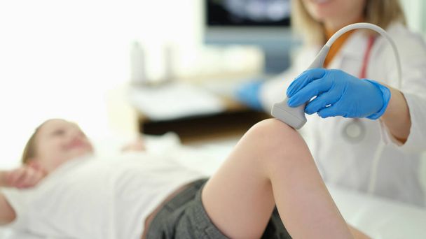 Dívka dítě s ortopedickým lékařem lékařské ultrazvuk kolena. Nemoci kosterního systému a onemocnění kloubů u dětí - Fotografie, Obrázek