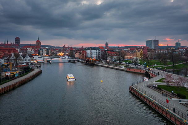 Gdansk, Polonia - 14 de abril de 2023: Ciudad vieja de Gdansk reflejada en el río Motlawa en la primavera, Polonia. - Foto, Imagen