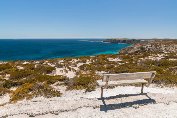 Banco con vistas a la costa del Cabo Spencer en el Parque Nacional Innes en un día brillante, Península de Yorke, Australia Meridional - Foto, imagen