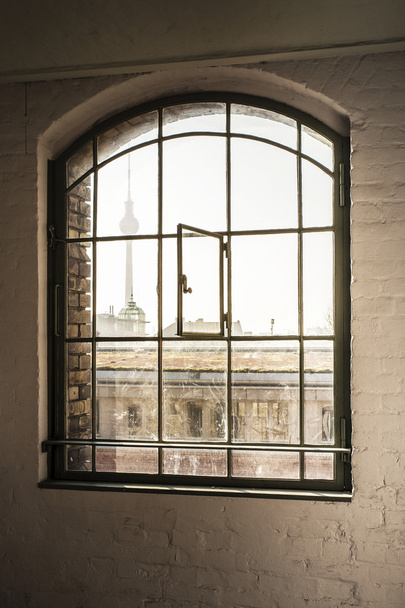 Fenster zum Innenhof - Foto, Bild