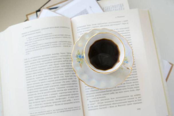 pila de libros con taza de café vista superior - Foto, Imagen