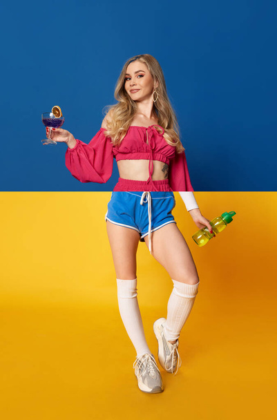 Collage van portretten van jong mooi blond meisje met sportkleding en flesje water en elegant helder pak met cocktail over gele en blauwe achtergrond. Concept van een gezonde levensstijl - Foto, afbeelding