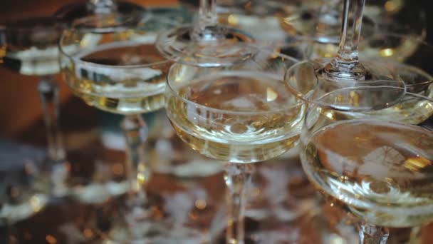 Champagne tower at the wedding party. Close-up of glasses with champagne, catering service, restaurant service, slow motion shot. . High quality 4k footage - Záběry, video