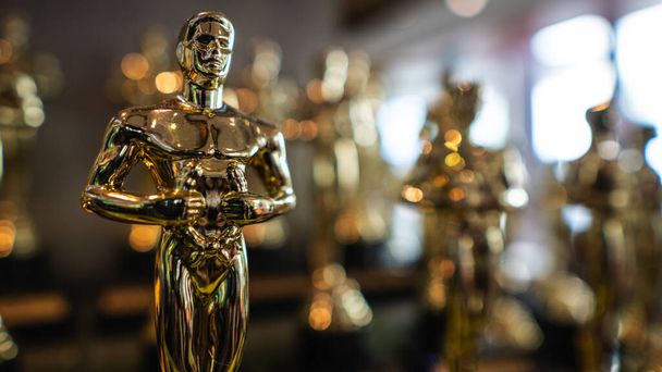 Hollywood Golden Oscar Oscar Oscar-díjas szobor tűzijáték háttérrel. Siker és győzelem koncepció. Kiváló minőségű fénykép - Fotó, kép
