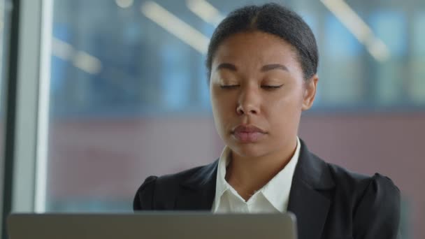 Mature femme d'affaires concentrée commerçante qui travaille en regardant ordinateur portable pensée écran d'ordinateur analysant les données numériques de financement du marché de trading en ligne. Vue rapprochée. Images 4k de haute qualité - Séquence, vidéo