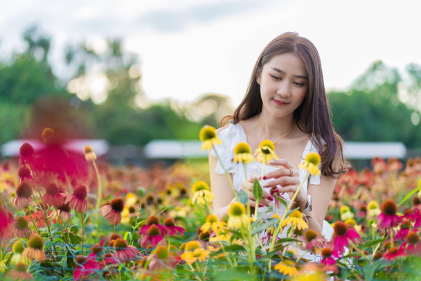 Красива азіатка в саду з красивими барвистими квітами Азіатська жінка природа, відпочиваючи в квітковому саду, Чіангмай, Таїланд - Фото, зображення