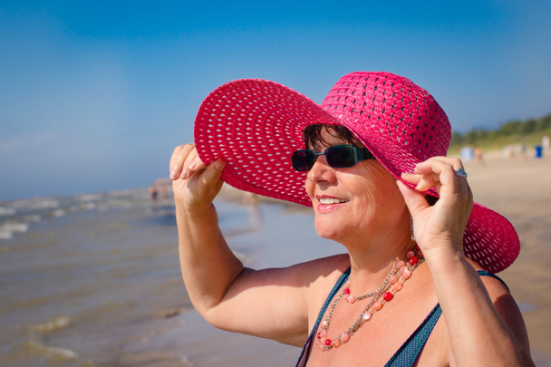 женщина в шляпе на пляже
 - Фото, изображение
