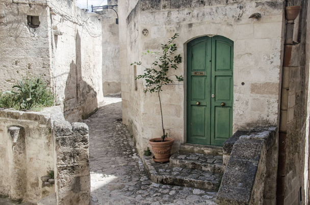Starożytne zielone drzwi w starym mieście Matera, Włochy  - Zdjęcie, obraz