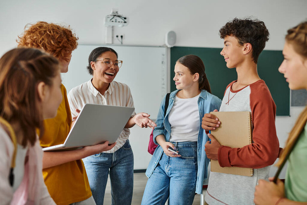 alegre professor afro-americano rindo com alunos adolescentes em sala de aula, de volta à escola - Foto, Imagem