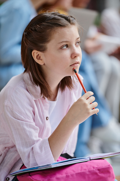 επιστροφή στο σχολείο, έξυπνη και σκεπτική κοπέλα κρατώντας μολύβι κοντά στο στόμα, σκέψη, σημειωματάριο, ιδέες, μελέτη - Φωτογραφία, εικόνα