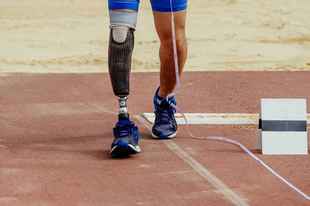 sportowiec niepełnosprawnych środków uruchomić w skoku w dal na zawodach lekkoatletycznych, sportowe gry letnie - Zdjęcie, obraz