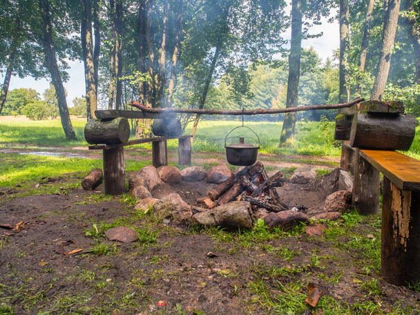 Cuisiner un repas sur un feu de camp dans des récipients métalliques lors d'une excursion en canoë sur la rivière Wieprza. Pologne. L'Europe. Europe de l'Est - Photo, image