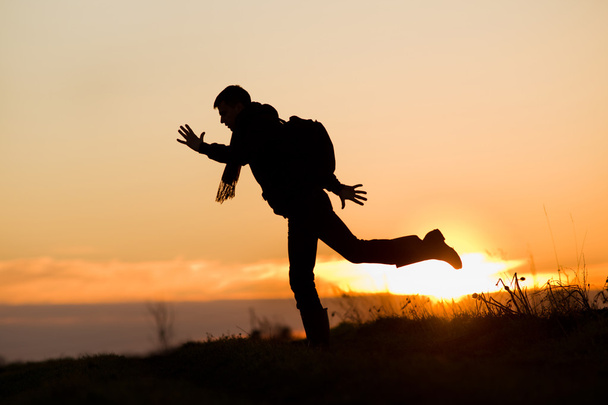 silhouet van springen man - Foto, afbeelding