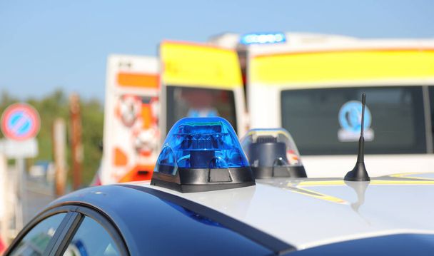 синяя сирена полицейской машины после ДТП и скорой помощи - Фото, изображение