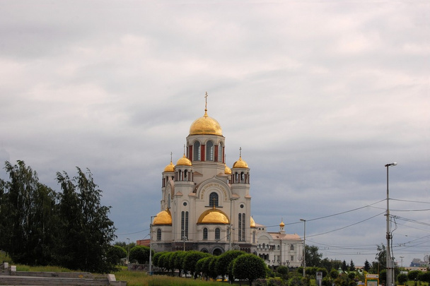 Kościół na krew ku czci wszystkich świętych olśniewający na rosyjskiej ziemi - Zdjęcie, obraz