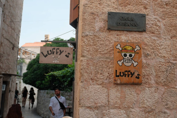 Wejdź do kawiarni Luffy 's w Budvie i wyrusz w zachwycającą podróż inspirowaną kultowym logo Słomkowego Kapelusza. - Zdjęcie, obraz