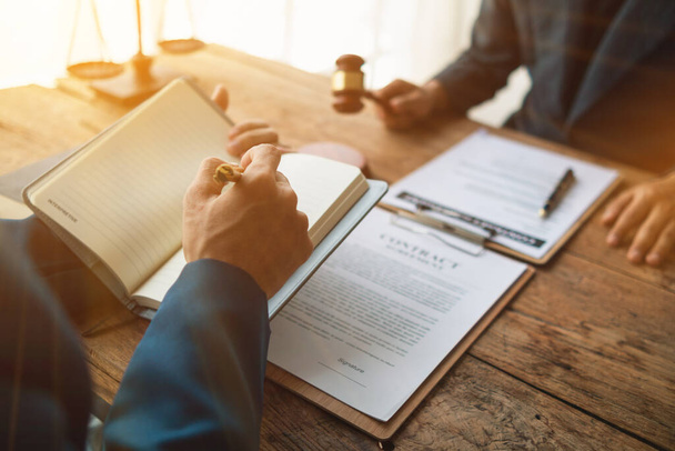 Avukatlar, müvekkillerini etkileyen yasaları anlamak ve öğrenmek için hukuk kitabının yasal revizyonunu okuyorlar ve yasal tavsiyeye ihtiyacı olan müşterilere tavsiye verebilecekler. Hukuk kitabı inceleme kavramı - Fotoğraf, Görsel