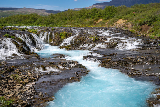 Bruarfoss Wasserfall an einem sonnigen Tag im Sommer. Wunderschönes türkisfarbenes Wasser in Island entlang des Goldenen Kreises - Foto, Bild