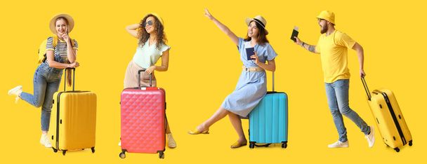 Σύνολο ευτυχισμένων ανθρώπων με συσκευασμένες βαλίτσες σε κίτρινο φόντο - Φωτογραφία, εικόνα