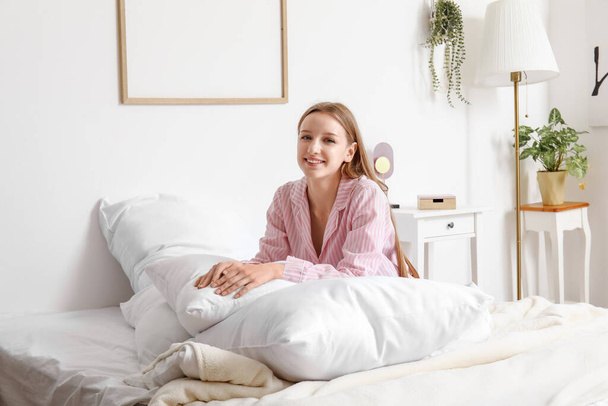 Утро красивой молодой женщины в ее спальне - Фото, изображение