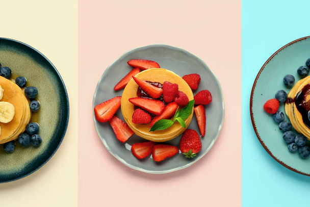 Piatti con dolci frittelle e bacche su sfondo a colori - Foto, immagini