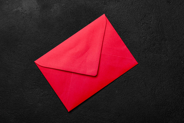 Enveloppe rouge sur fond sombre - Photo, image
