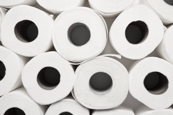 Много рулонов туалетной бумаги, крупным планом
 - Фото, изображение