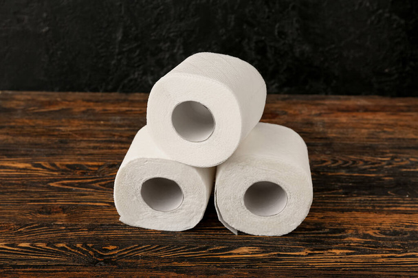 Rolos de papel higiênico na mesa de madeira - Foto, Imagem