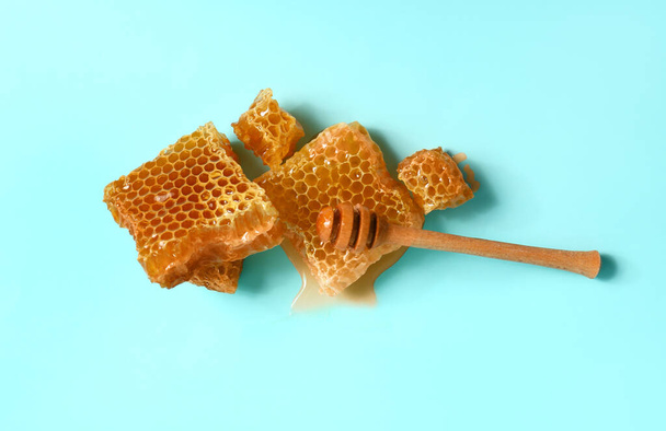 Makea hunajakenno ja dipper sinisellä pohjalla - Valokuva, kuva