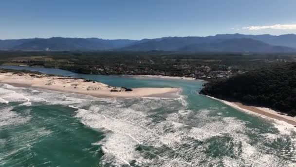 Spiaggia Guarda do Emba a Santa Catarina. vista aerea panoramica - Filmati, video