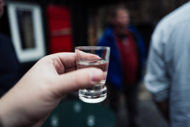 férfi kezében egy pohár vodka, közelről - Fotó, kép
