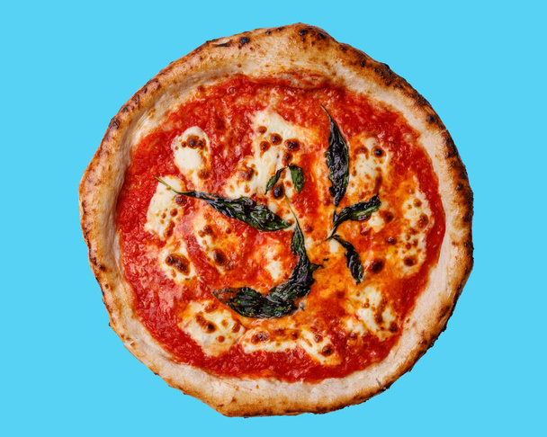 pizza artigianale con mozzarera su sfondo blu per un sito di ristorante, riprese in studio 1 - Foto, immagini