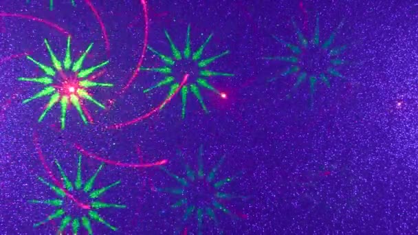 Auf einem blauen Farbverlauf Textur Hintergrund, fliegende animierte wechselnde Muster in grün und rosa - Filmmaterial, Video