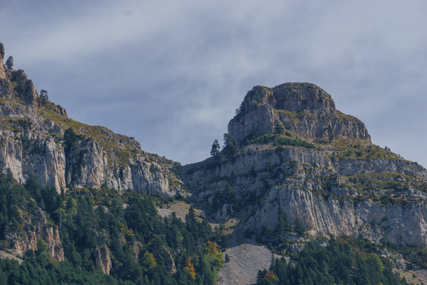 Paisagem do cânion Canon de Anisclo nas montanhas dos Pirenéus, Parque Nacional Ordesa y Monte Perdido, Aragão, Huesca, Espanha - Foto, Imagem