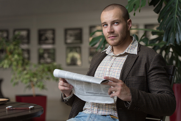 zakenman lezing krant - Foto, afbeelding