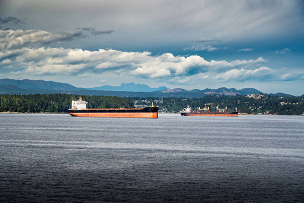 Navi da carico vuote e portacontainer ancorate al largo della costa dell'isola di Vancouver in attesa di essere caricate durante lo sciopero dei lavoratori portuali BC a Nanaimo BC - Foto, immagini