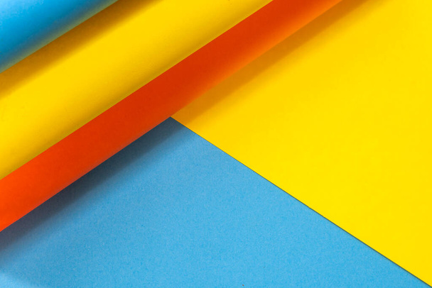 Абстрактний барвистий фон з кольоровим папером. Різнокольорові графічні шпалери - Фото, зображення